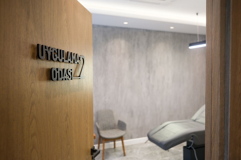 Dermatoloji Uzmanı Dr. Fatma Menteş Muayenehanesi Uygulama Odası
